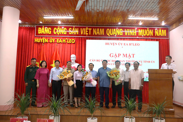 Gặp mặt chức mừng cán bộ nghỉ hưu và chuyển công tác