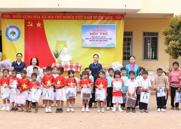 Mạnh thường quân tặng quà cho các học sinh có hoàn cảnh khó khăn tại trường TH Nguyễn Trãi
