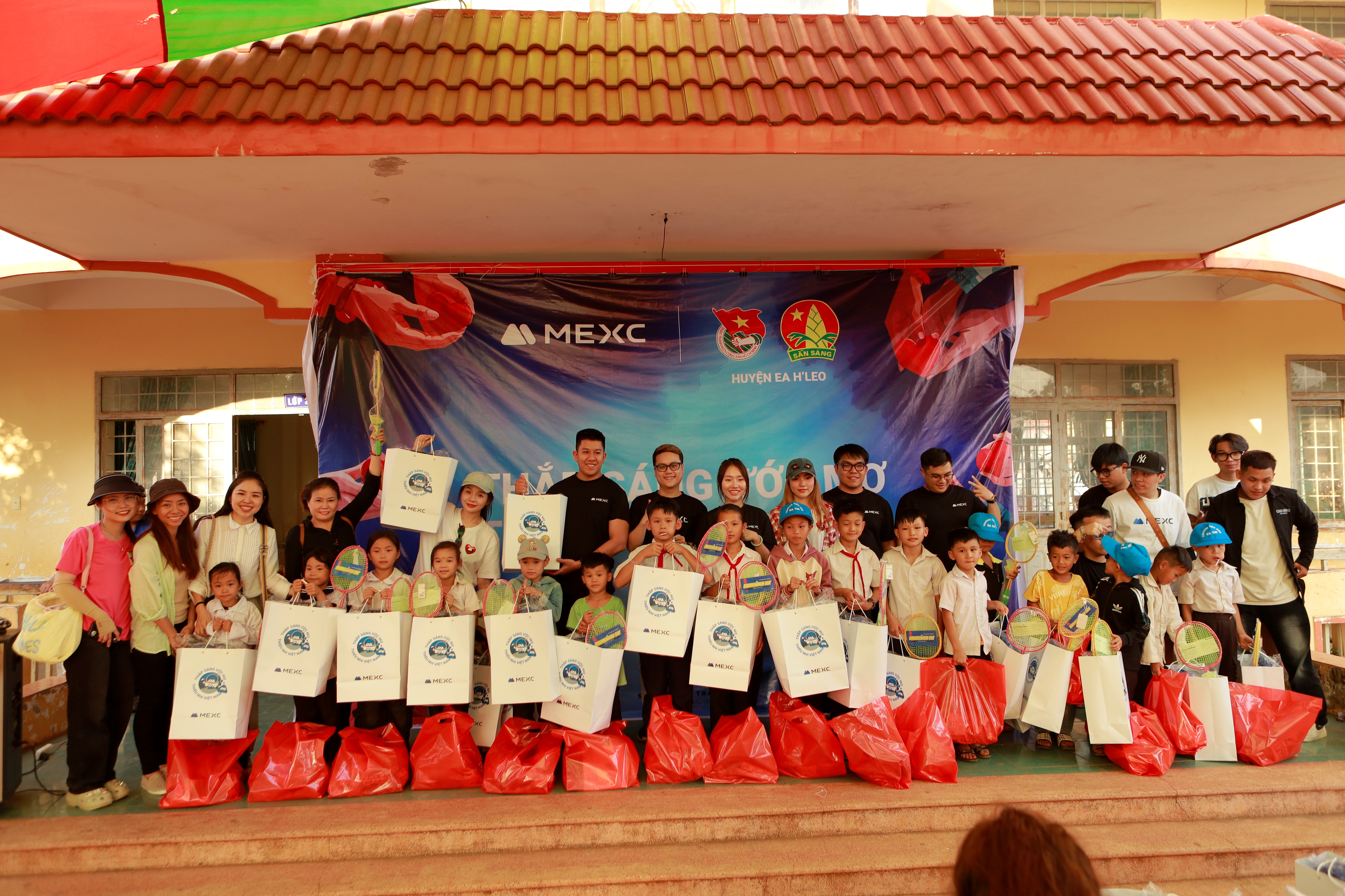 Ấm áp Chương trình “Thắp sáng ước mơ thiếu nhi Việt Nam” tại xã Ea Tir