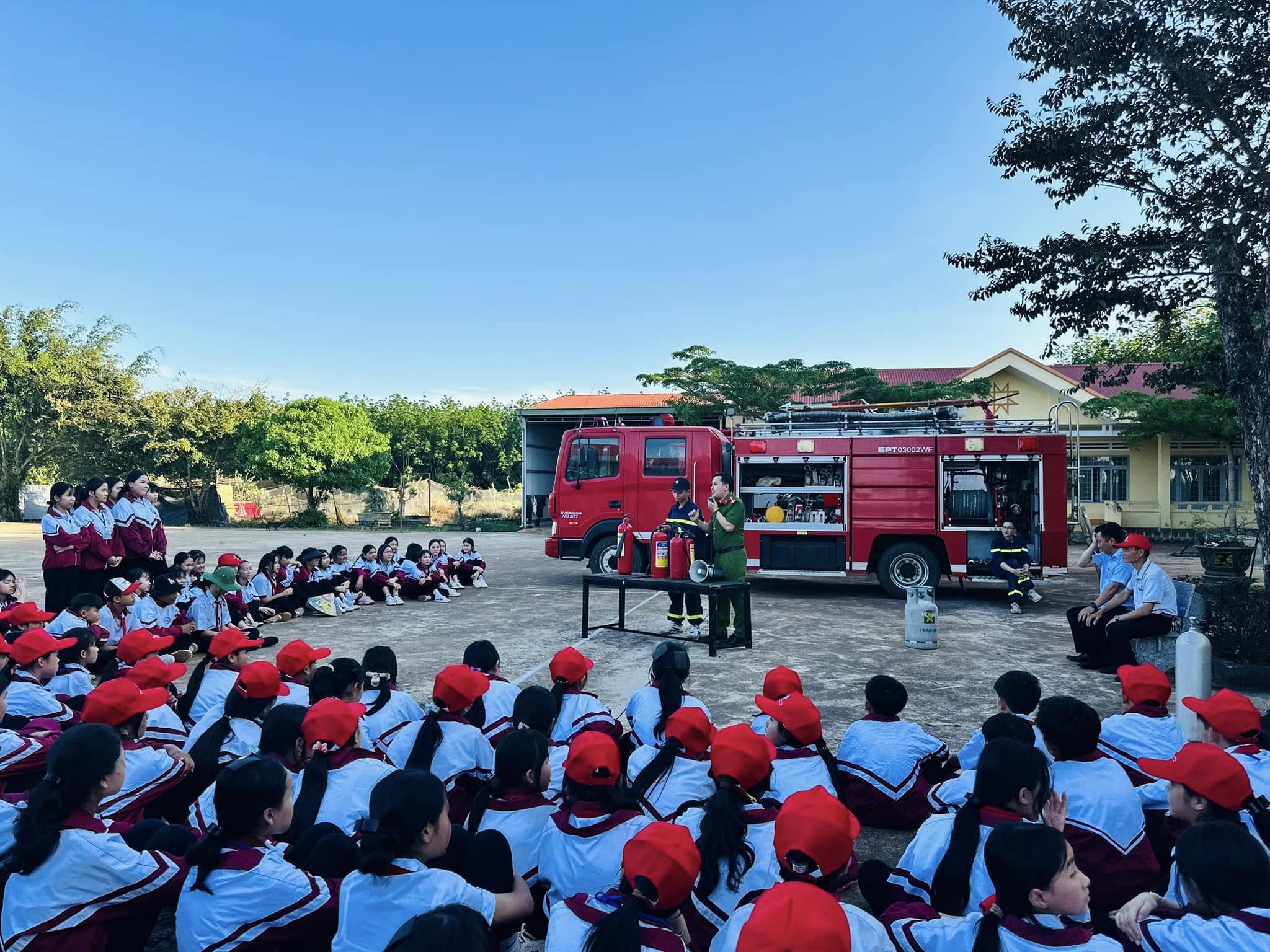 Tuyên truyền phòng cháy, chữa cháy cho hơn 100 học sinh