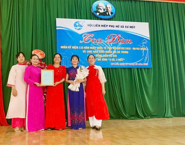 Hội Liên hiệp Phụ nữ xã Cư Mốt trao vốn khởi nghiệp và ra mắt mô hình 3 có 3 biết nhân kỷ niệm kỷ niệm 115 năm ngày quốc tế phụ nữ (8/3/1910 – 8/3/2025)