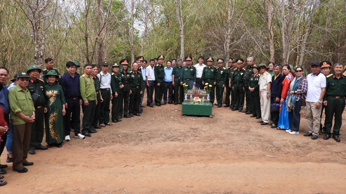 Ban Liên lạc Mặt trận Tây Nguyên - B3 - Quân đoàn 3 thăm di tích lịch sử nơi công bố thành lập Quân đoàn 3, tại xã Ea Tir, huyện Ea H’Leo