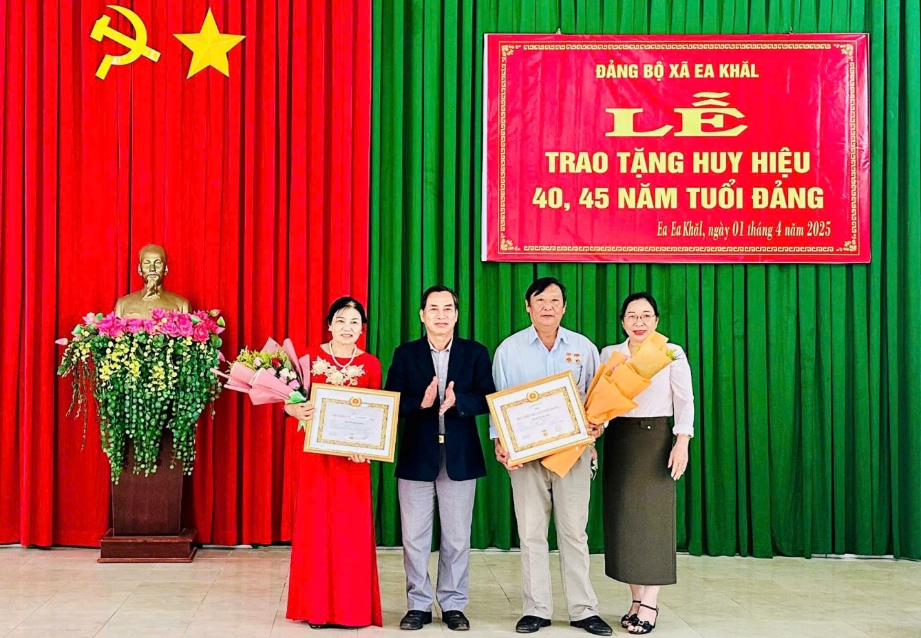 Đảng bộ xã Ea Khăl trao huy hiệu 40, 45 năm tuổi Đảng cho đảng viên.