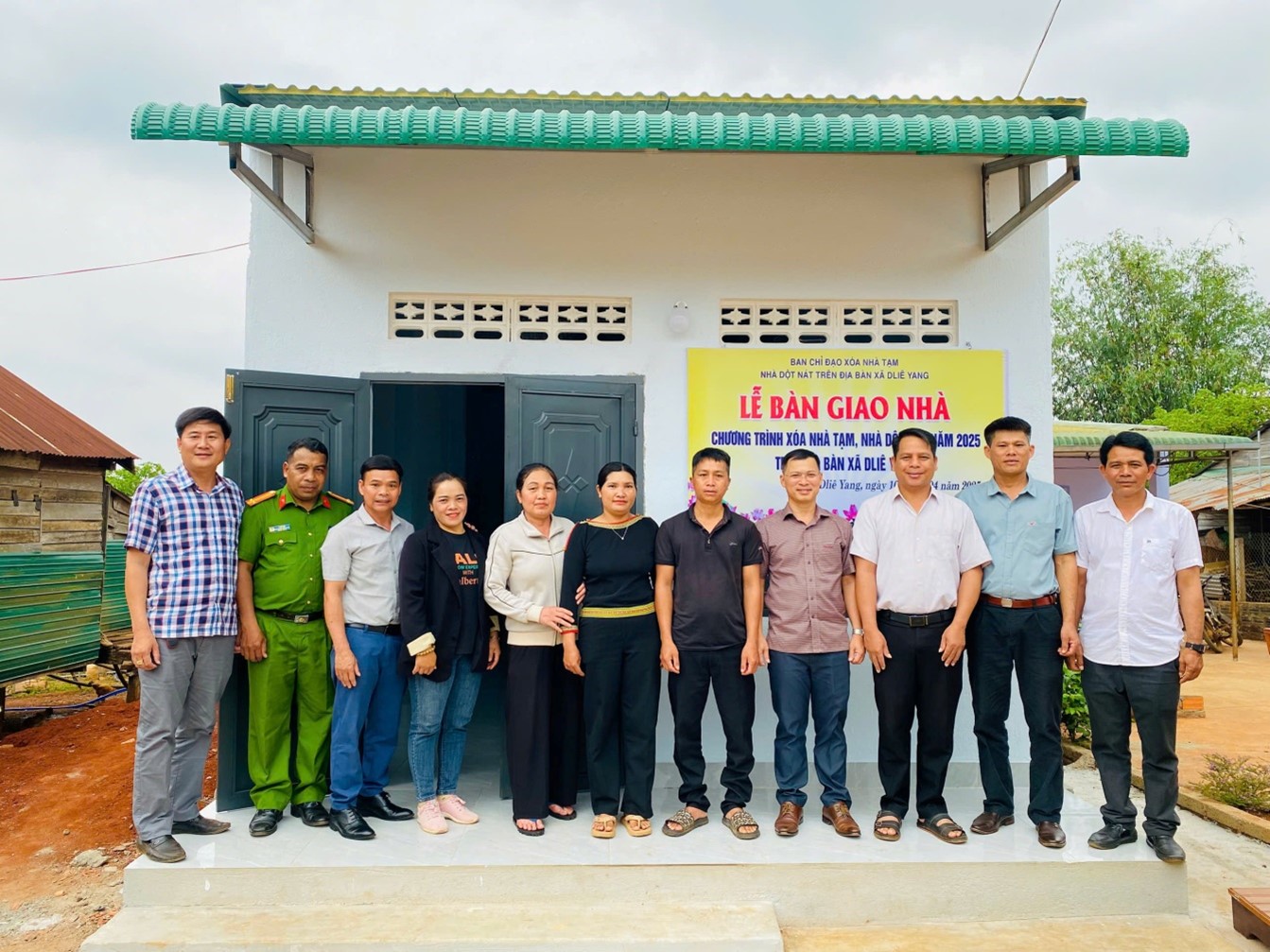 Lễ bàn giao nhà Chương trình xóa nhà tạm, nhà dột nát năm 2025 trên địa bàn xã Dliê Yang