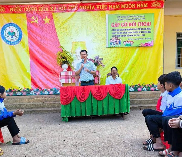 Lãnh đạo UBND xã DLiê Yang gặp gỡ đối thoại với học sinh Trường Tiểu học Nguyễn Trãi