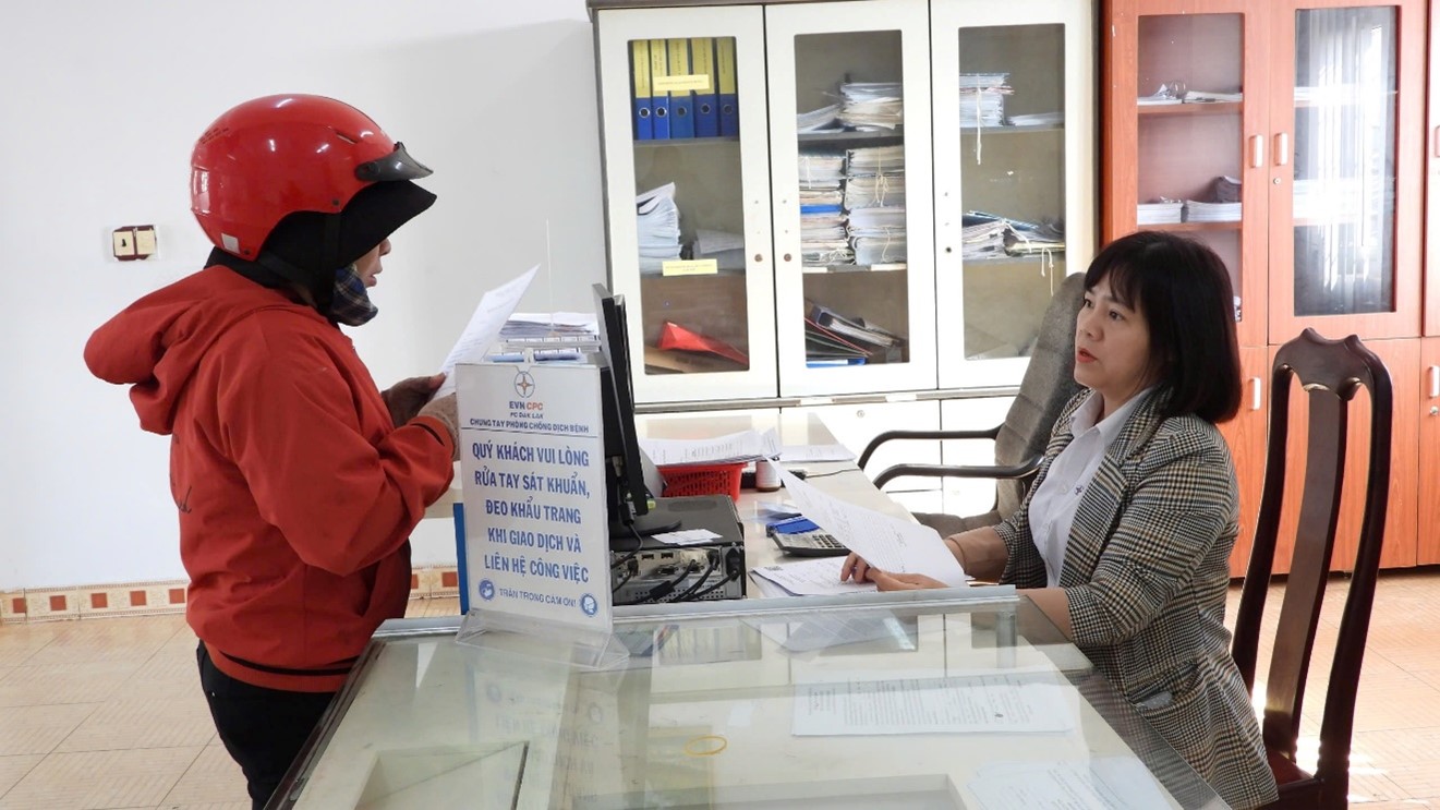 Huyện Ea H’Leo: Đẩy mạnh thanh toán tiền điện không dùng tiền mặt