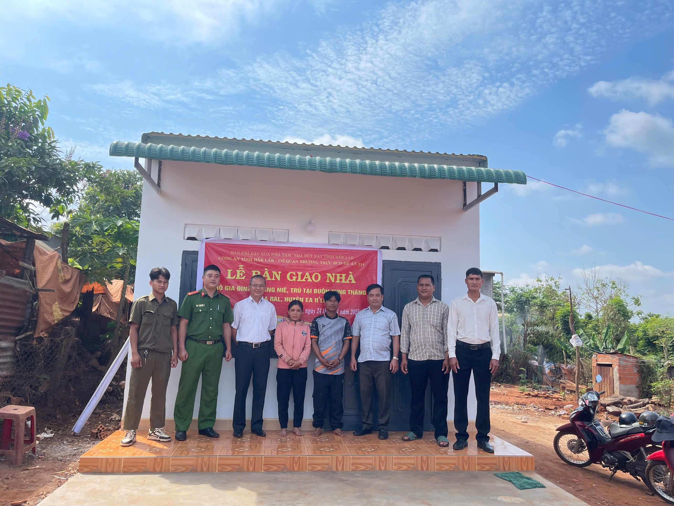 Lễ bàn giao nhà Chương trình xóa nhà tạm, nhà dột nát năm 2025 trên địa bàn xã Ea Ral