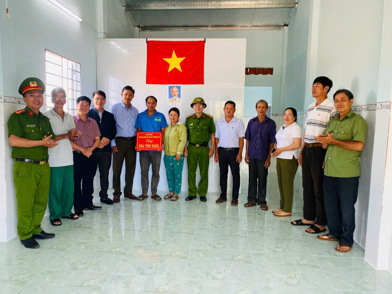 Xã Ea Wy: Lễ bàn giao nhà Chương trình xóa nhà tạm, nhà dột nát năm 2025