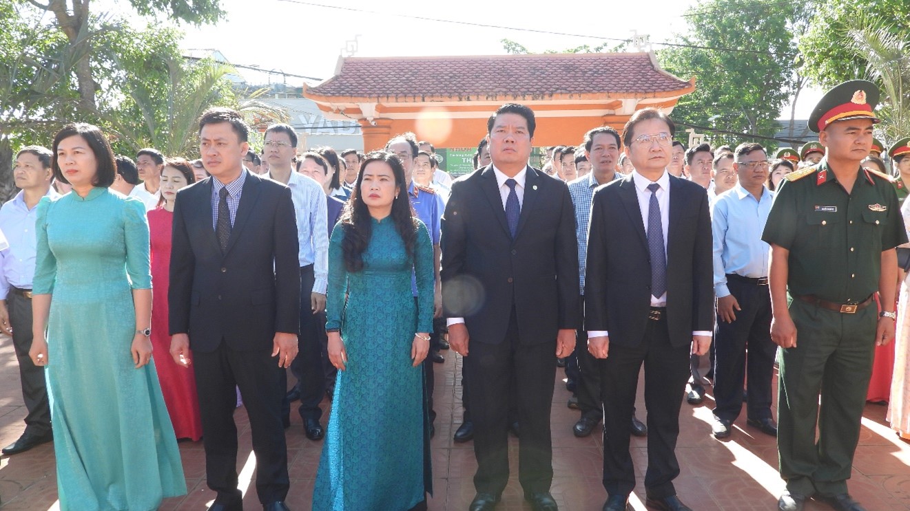 Viếng Nghĩa trang liệt sĩ huyện Ea H’Leo nhân kỷ niệm 45 năm ngày thành lập huyện (03/4/1980 – 03/4/2025)