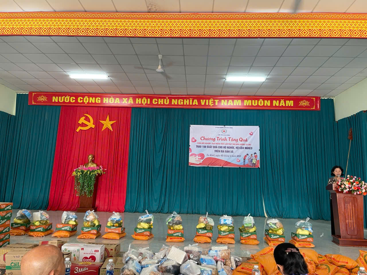 Tặng quà cho các hộ nghèo, hộ cận nghèo trên địa bàn xã Ea Khăl