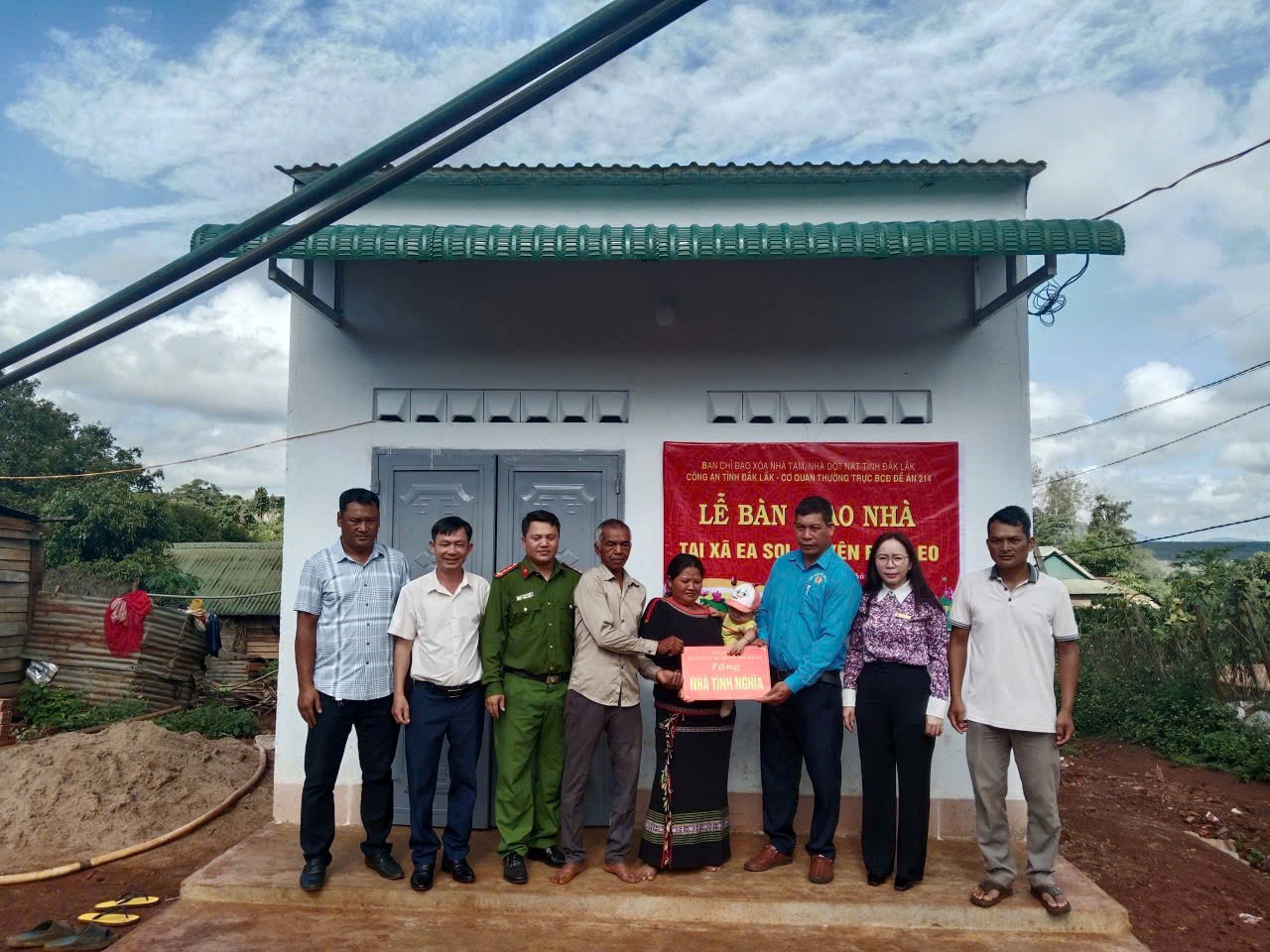 Bàn giao Nhà tình nghĩa thuộc Chương trình xóa nhà tạm, nhà dột nát tại xã Ea Sol