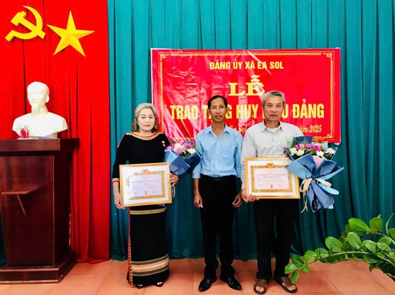 Đảng bộ xã Ea Sol trao huy hiệu 40 năm tuổi Đảng, đợt 19/5/2025