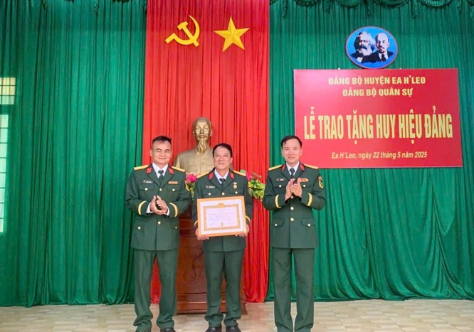 Đảng bộ Quân sự huyện Ea H’Leo trao tặng Huy hiệu 30 năm tuổi Đảng cho Đảng viên