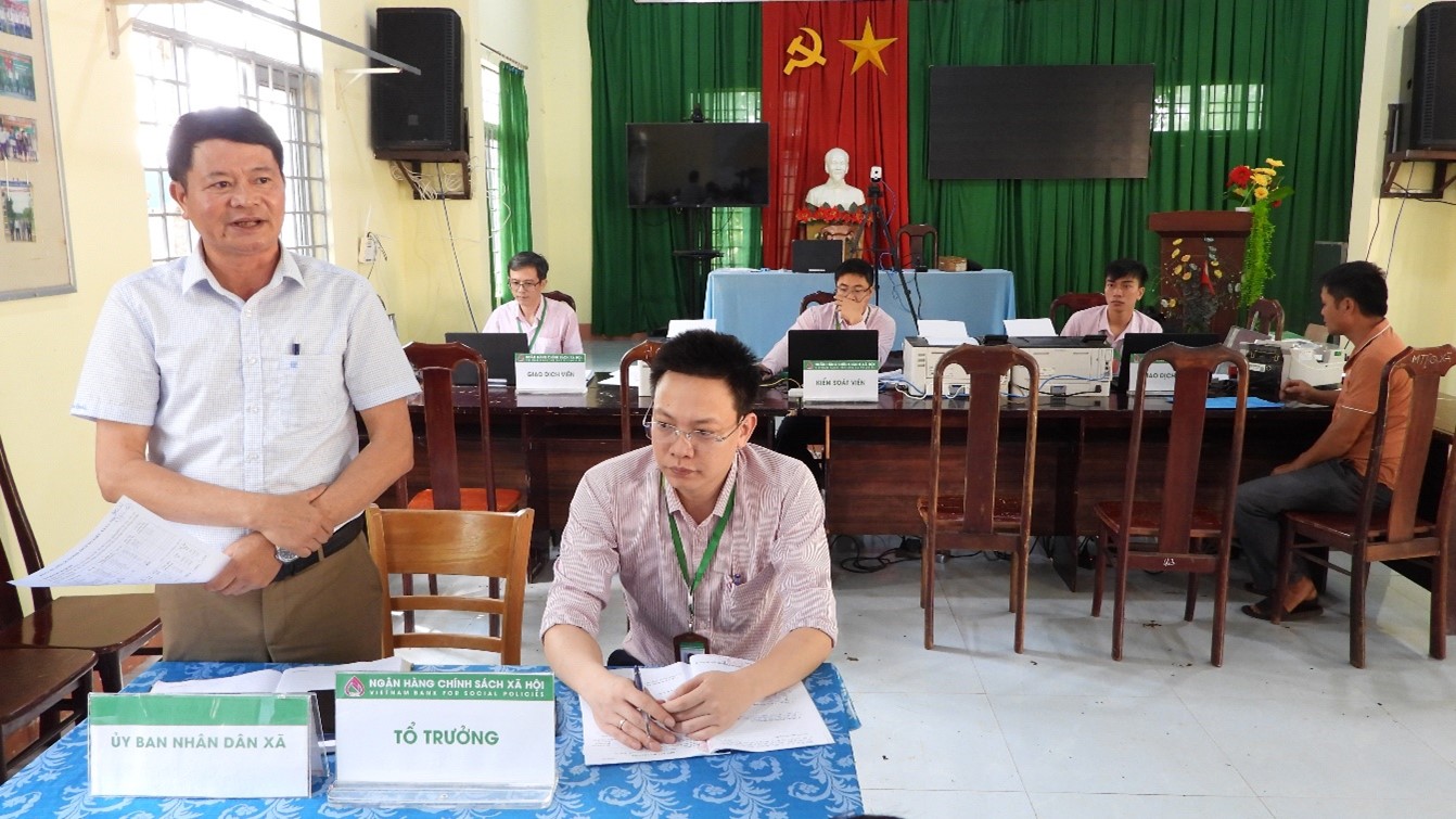 Ngân hàng chính sách xã hội huyện giải ngân 2 tỷ 153 triệu đồng cho 26 hộ dân ở xã Ea Tir vay vốn tín dụng