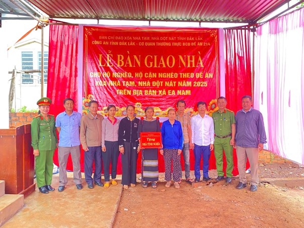 Lễ bàn giao nhà cho hộ nghèo, hộ cận nghèo theo Đề án xóa nhà tạm, nhà dột nát năm 2025 trên địa bàn xã Ea Nam