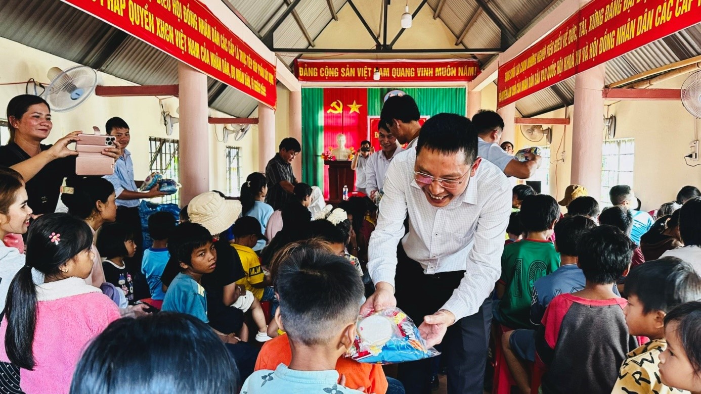 Chi bộ Văn hóa – Thông tin và Truyền thông huyện Ea H’Leo phối hợp với Đội 4, Công ty TNHH  MTV Cao su Ea H’Leo tặng quà tết thiếu nhi 1/6 cho các cháu buôn kết nghĩa.