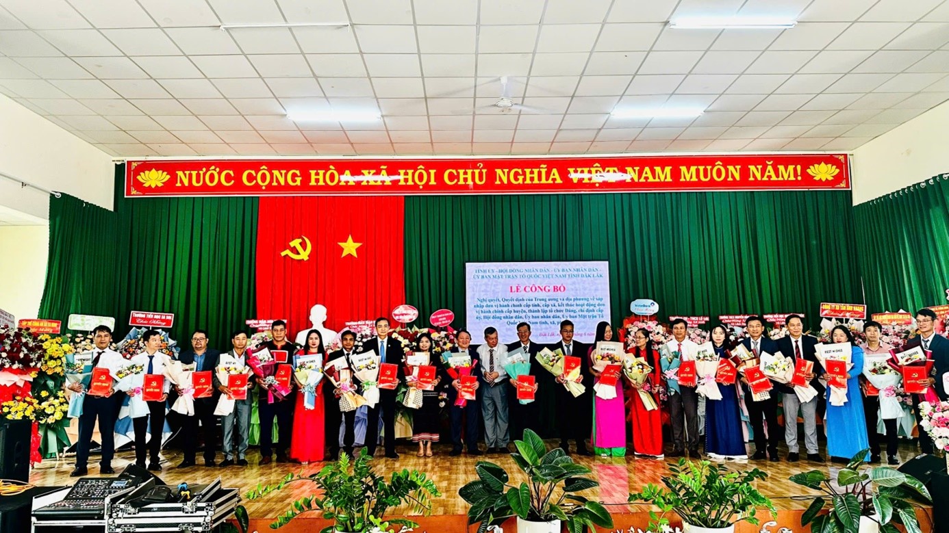 Xã Ea Hiao tổ chức Lễ công bố thành lập và trao quyết định nhân sự lãnh đạo đơn vị hành chính xã mới