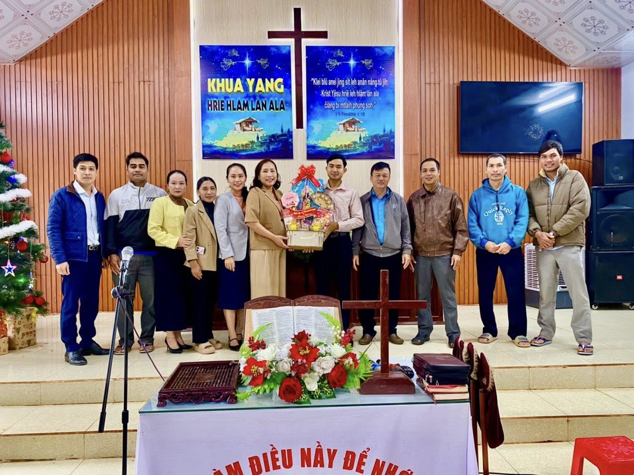 Uỷ ban Mặt trận Tổ quốc Việt Nam xã Ea Drăng thăm, chúc mừng  Chi hội Tin lành Dliê Yang nhân dịp Lễ Giáng sinh năm 2025