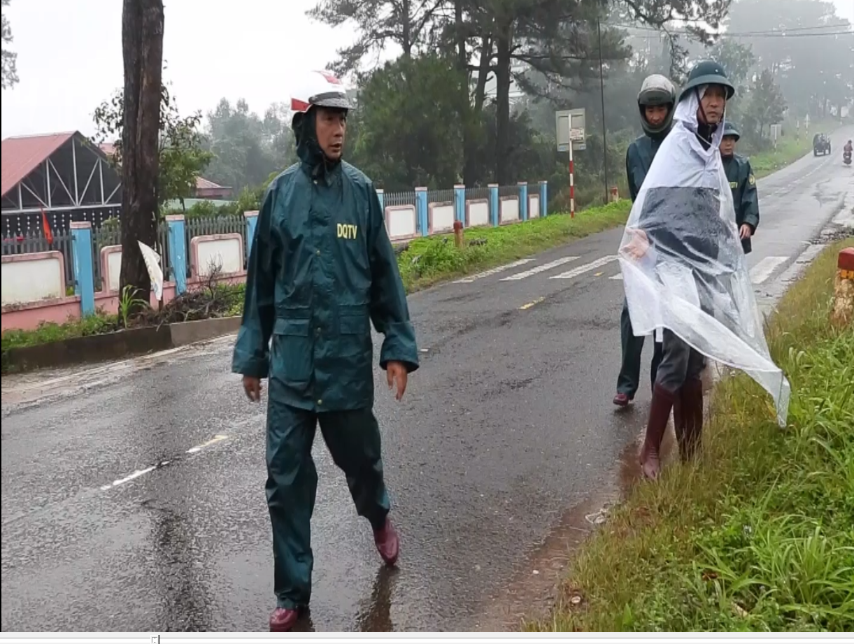 UBND xã Ea Drăng chỉ đạo khẩn ứng phó ngập lụt, bảo vệ tài sản và đời sống người dân