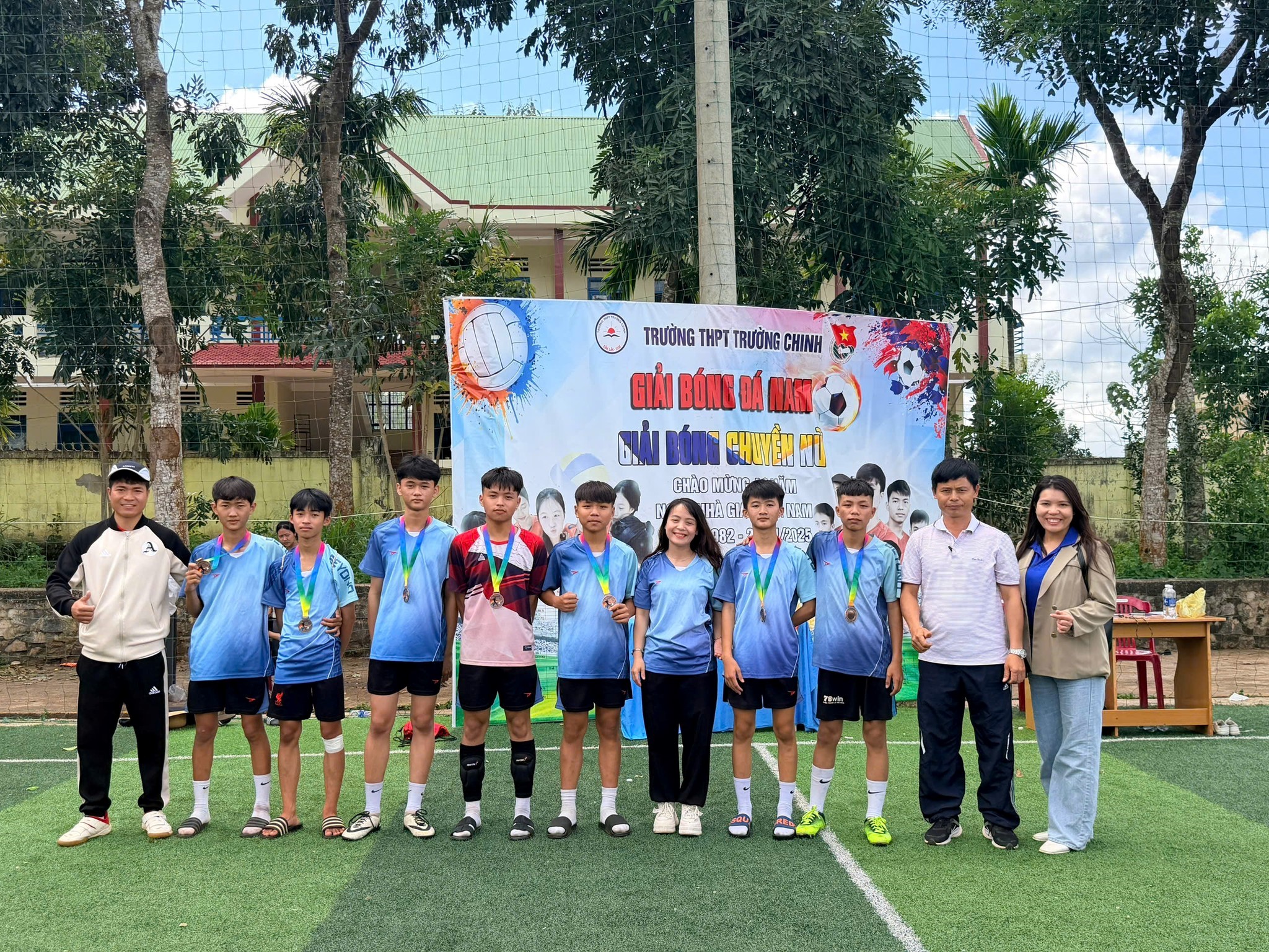 Trường THPT Trường Chinh tổ chức giải bóng đá nam, bóng chuyền nữ chào mừng 43 năm ngày Nhà giáo Việt Nam