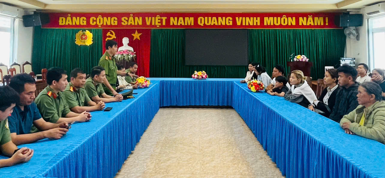 Công an tỉnh Đắk Lắk  bàn giao công dân vượt biên hồi hương cho xã Ea Drăng
