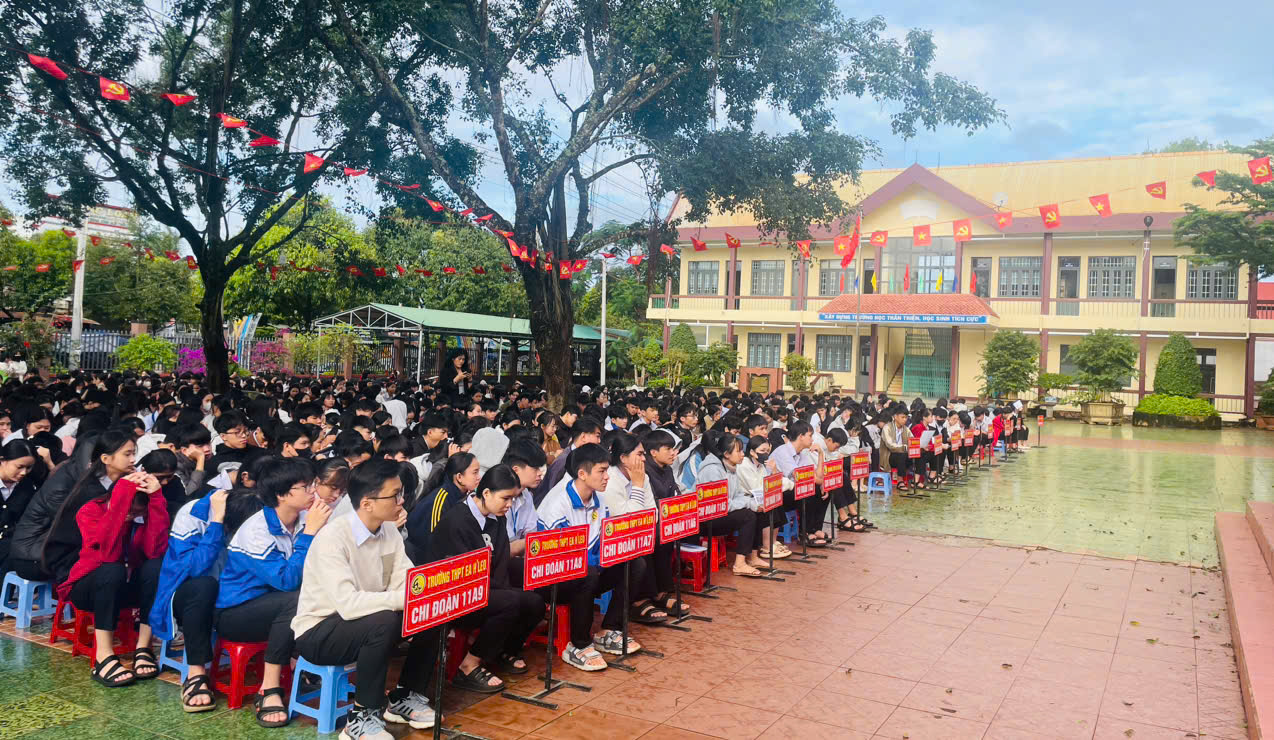 Tuyên truyền pháp luật về hành động “bắt cóc trực tuyến” và chiến dịch “không một mình” cùng nhau an toàn trực tuyến tại Trường THPT Ea H’Leo