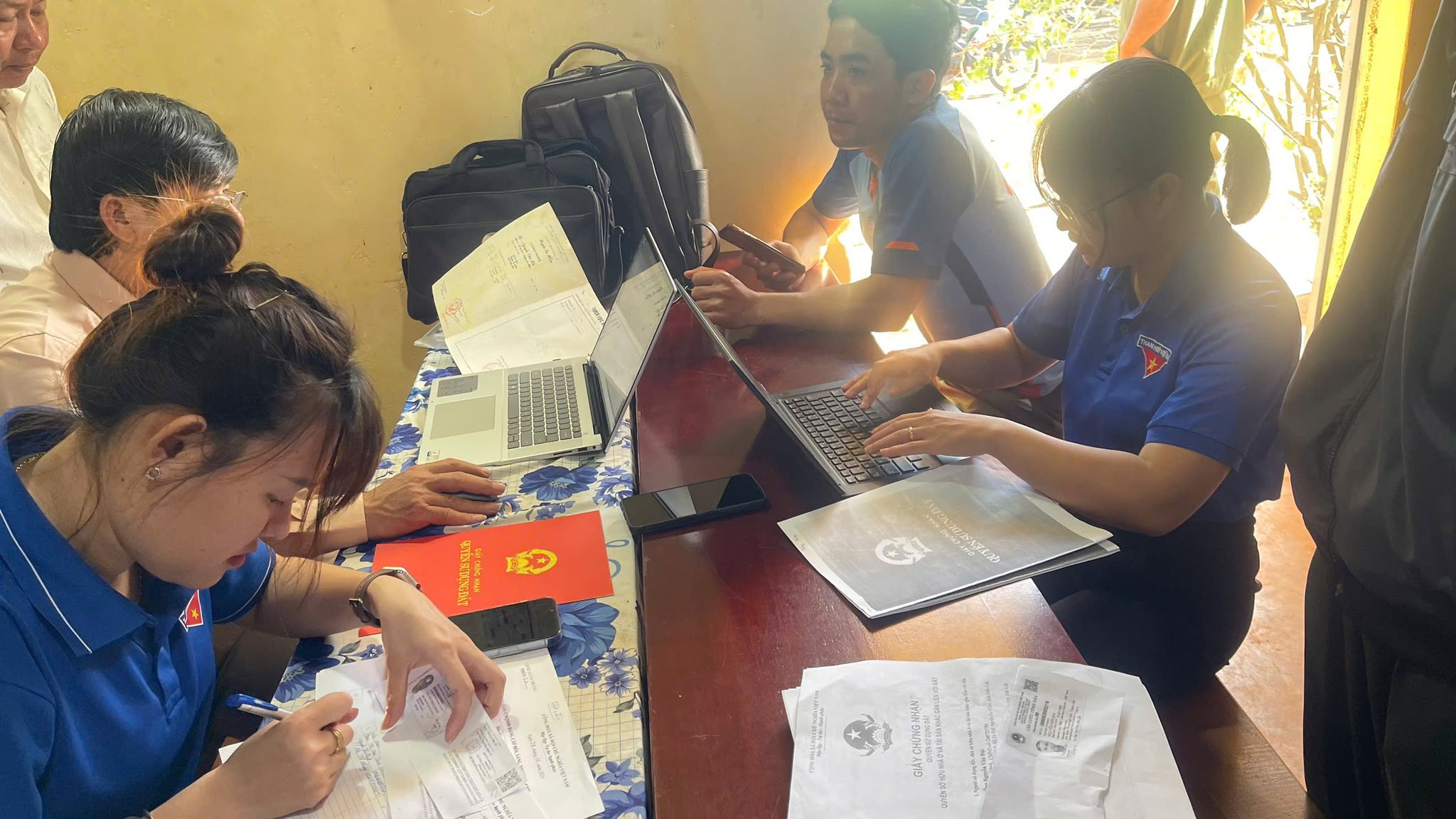 Tuổi trẻ xã Ea Drăng tích cực tham gia chiến dịch “90 ngày làm sạch dữ liệu đất đai”