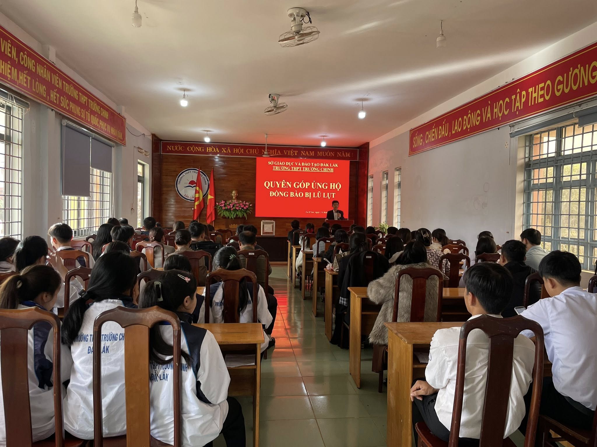 Trường THPT Trường Chinh tổ chức quyên góp ủng hộ đồng bào bị lũ lụt