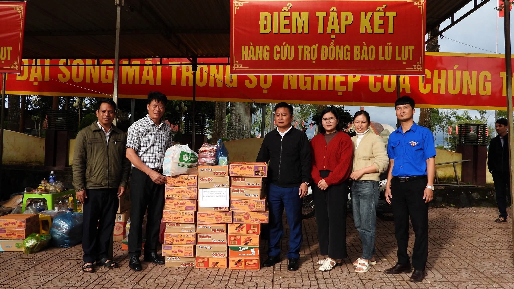 Tuổi trẻ xã Ea Drăng chung tay tham gia cứu trợ người dân bị thiệt hại do mưa lũ