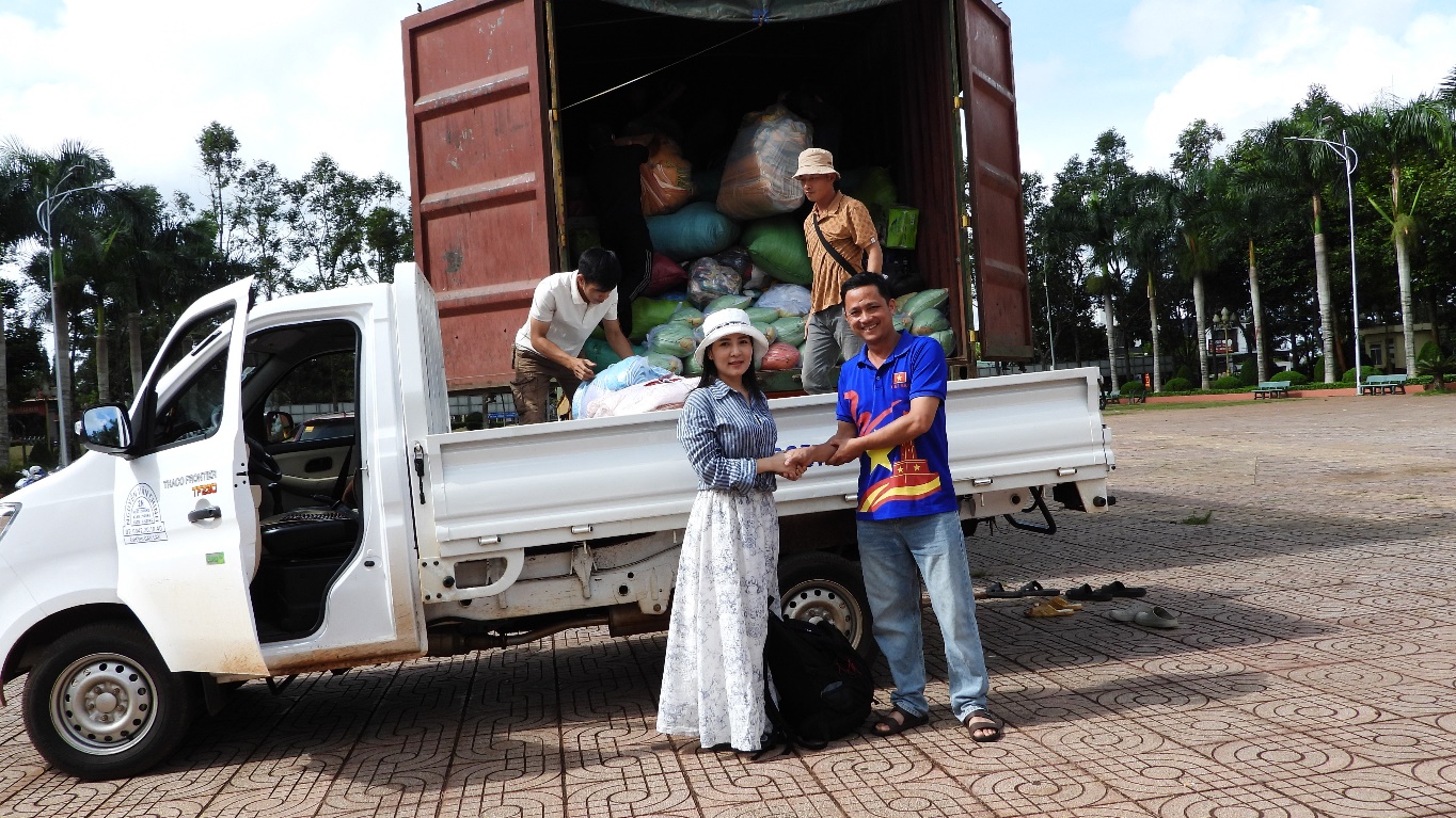 “Chuyến xe nghĩa tình” hướng về miền Bắc sau bão lụt