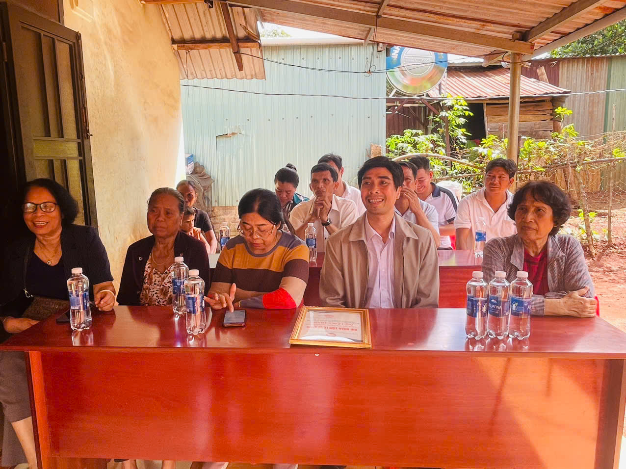 Trao tặng bò sinh sản cho hô nghèo ở Buôn Tri B, xã Ea Drăng