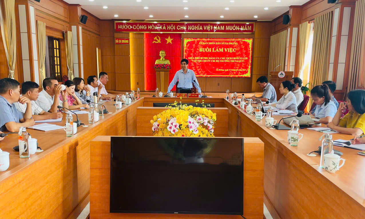Lãnh đạo xã Ea Drăng có buổi làm việc với tập thể Chi ủy Chi bộ Trường THCS Y Jút