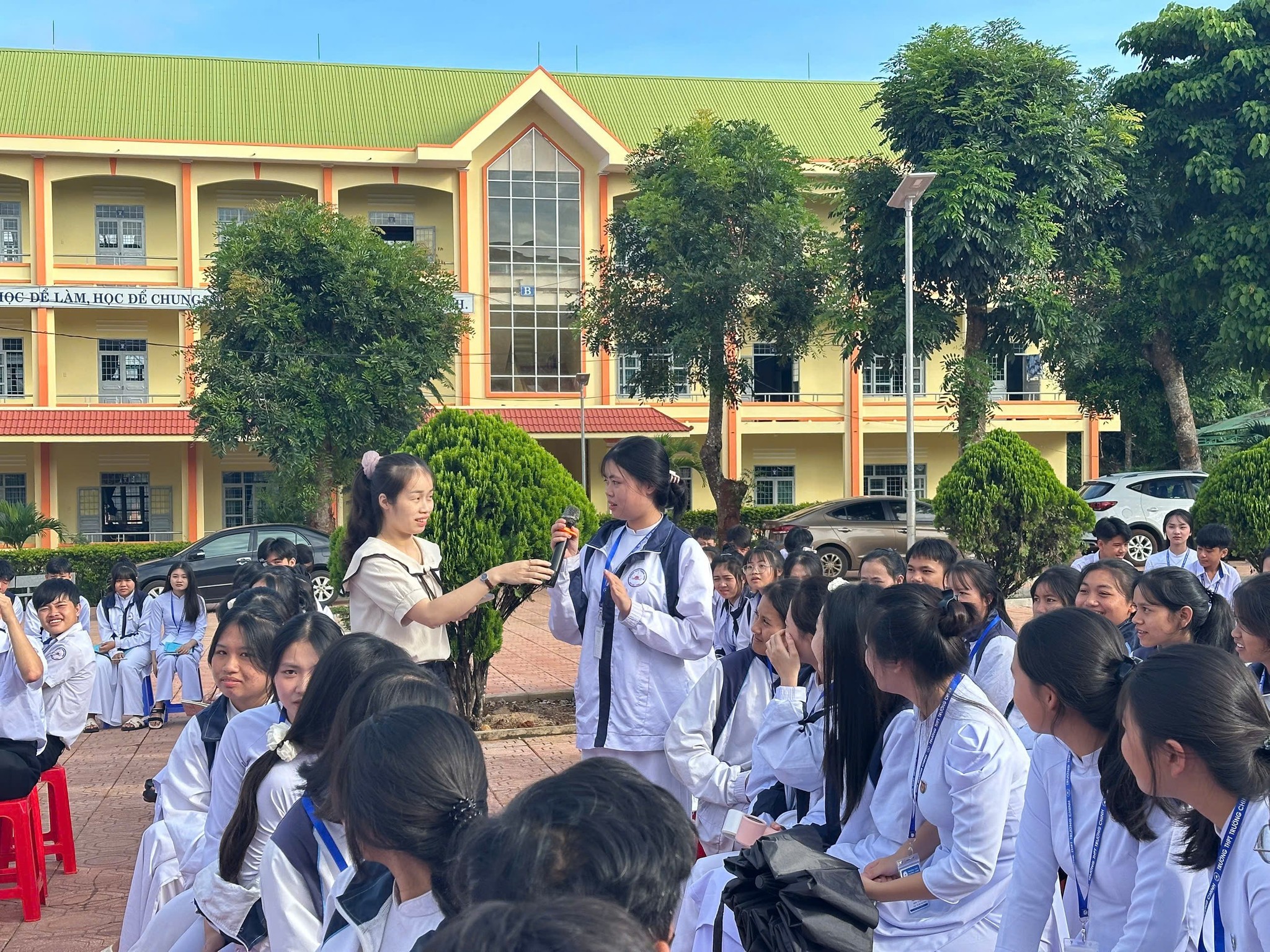 Đoàn Trường THPT Trường Chinh: Tuyên truyền, sinh hoạt chủ điểm với chủ đề “Tuổi trẻ Trường Chinh – Tự hào truyền thống Hội Liên hiệp Thanh niên Việt Nam”.