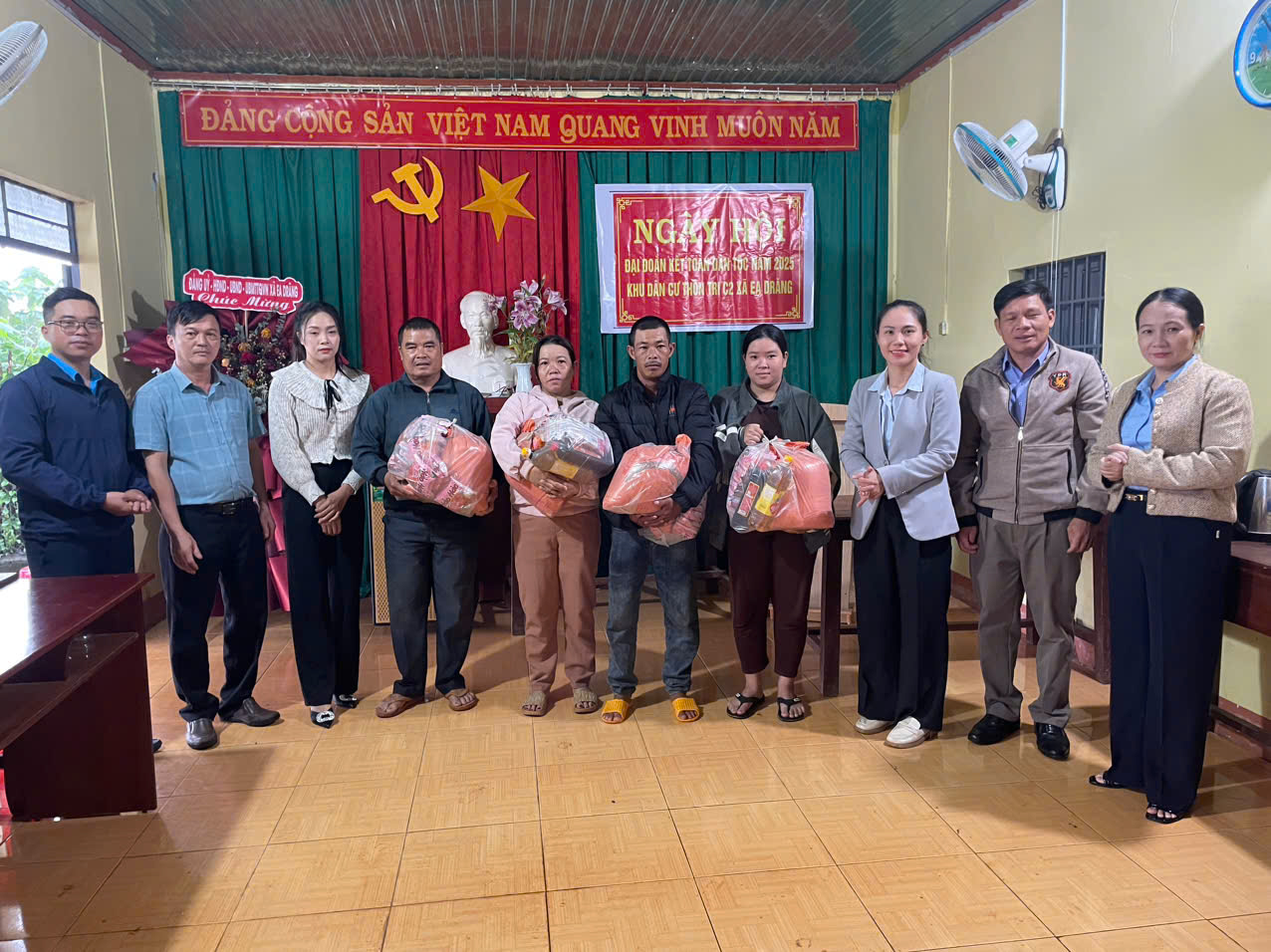 Đoàn công tác của Uỷ ban Mặt trận Tổ quốc Việt Nam xã và Hội Nông dân xã Ea Drăng đến thăm, tặng quà  các hộ dân bị thiệt hại do cơn bão số 13