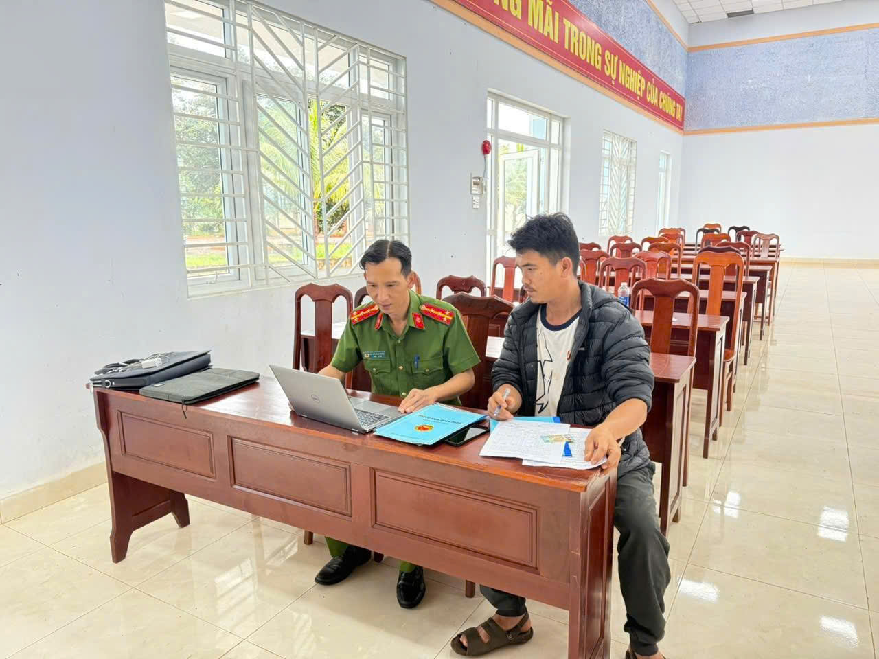 Công an xã Ea Drăng tăng cường hướng dẫn khai báo dữ liệu và kiểm tra công tác phòng cháy, chữa cháy tại cơ sở