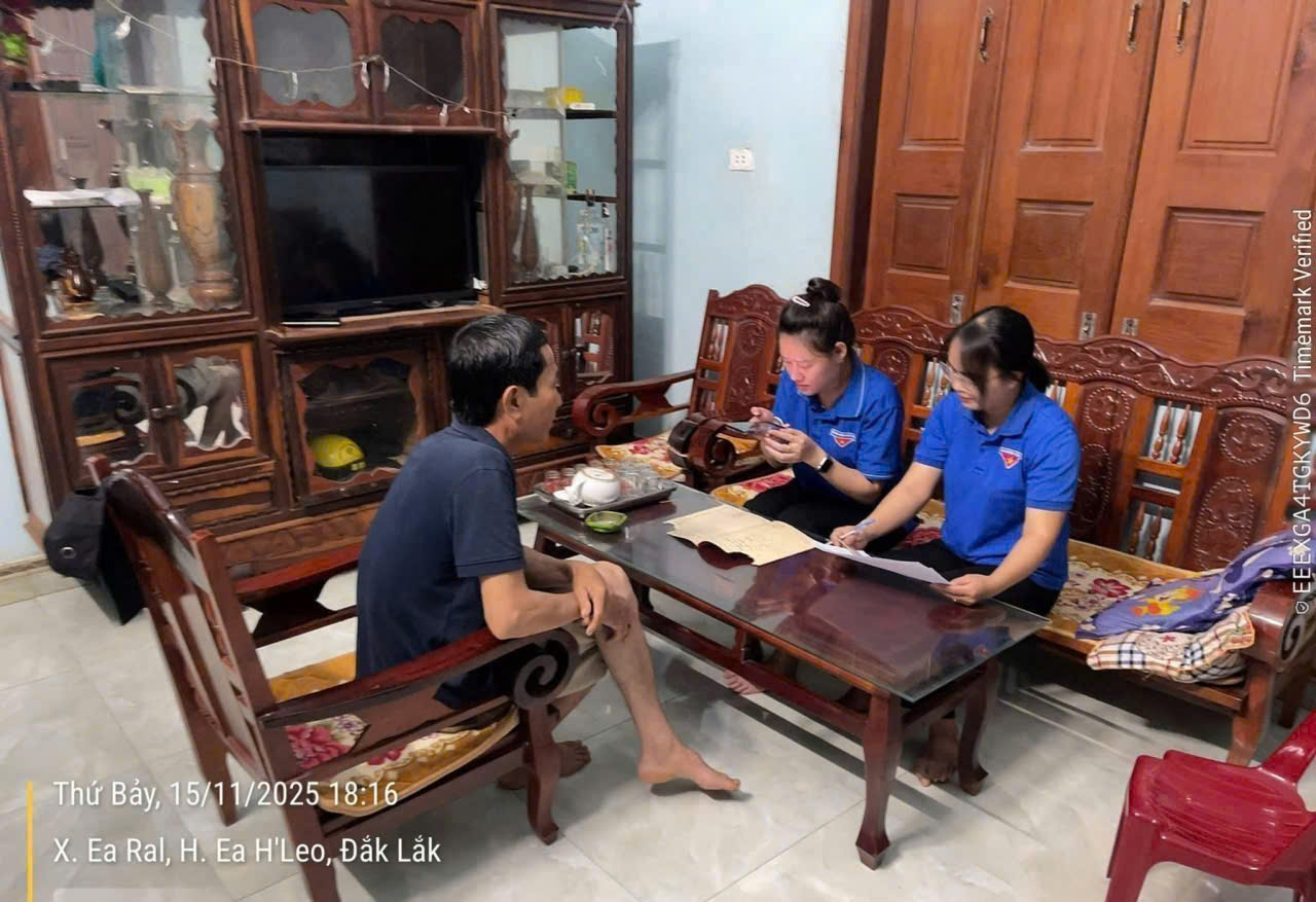 Đoàn viên thanh niên tích cực hỗ trợ chiến dịch làm giàu, làm sạch dữ liệu đất đai