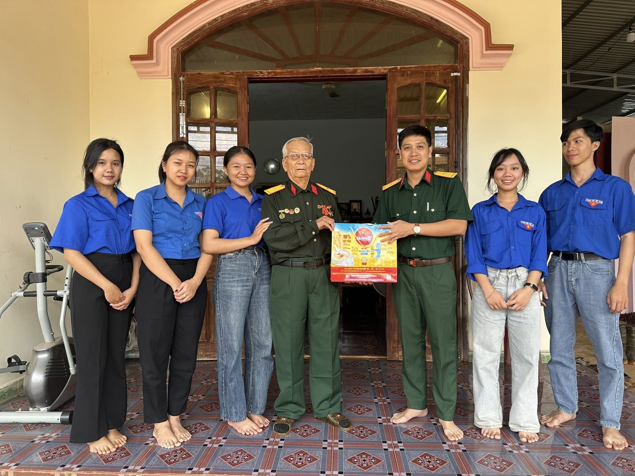 Đoàn xã Ea Drăng thăm và tặng quà nhân Ngày thành lập Quân đội Nhân dân Việt Nam (22-12-1944 - 22-12-2025)