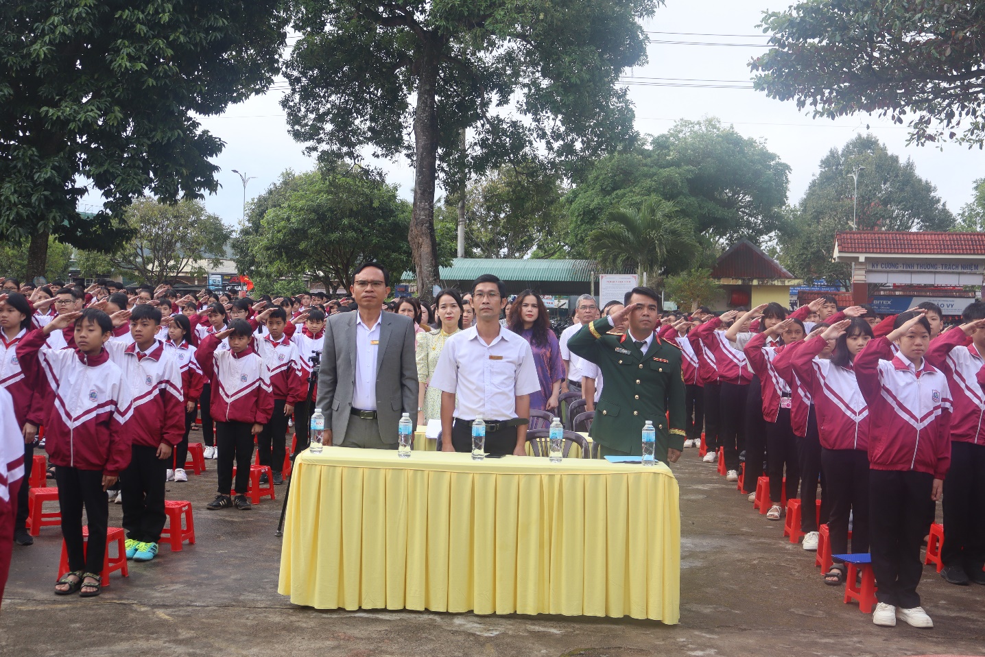 Hội cựu chiến binh xã Ea Drăng tổ chức nói chuyện truyền thống cho 850 học sinh trường THCS Ngô Quyền