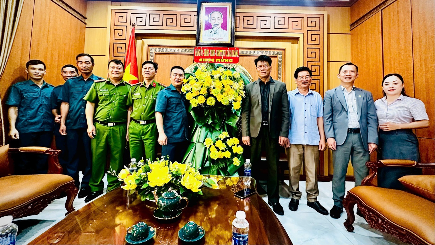 Đảng ủy, Chính quyền xã Ea Drăng tặng hoa chúc mừng Ban chỉ huy Quân sự xã nhân ngày 22/12