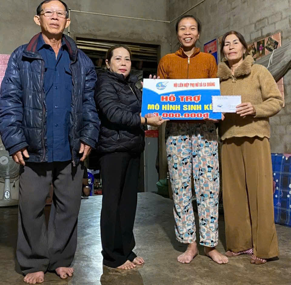 Phụ nữ xã Ea Drăng “Trao hạt giống - gieo niềm hy vọng” cho hội viên có hoàn cảnh khó khăn
