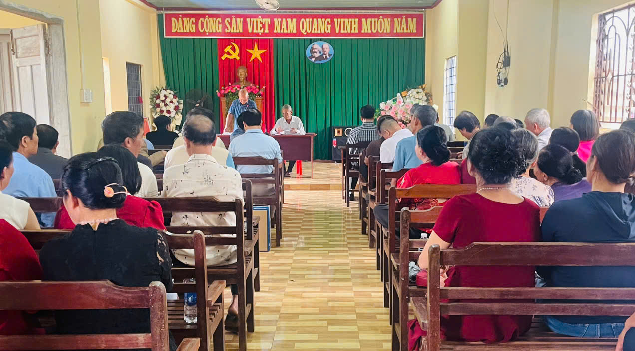 Đồng chí Huỳnh Sơn – Phó Bí thư thường trực Đảng ủy xã Ea Drăng có buổi làm việc với Chi bộ thôn 8