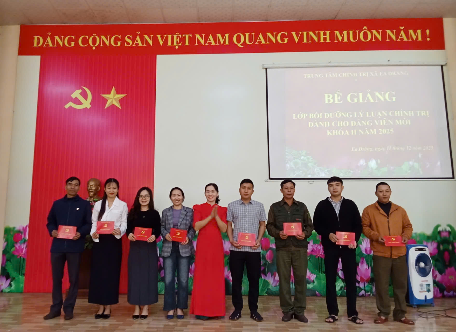 Sáng ngày 11/12/2025, Trung tâm chính trị xã Ea Drăng tổ chức Bế giảng lớp Bồi dưỡng lý luận chính trị dành cho Đảng viên mới khóa II năm 2025. Đến dự Bế giảng có đồng chí Nguyễn Thị Mai – ĐUV, Giám đốc Trung tâm chính trị xã, cùng sự có mặt của 61 đồng chí học viên.