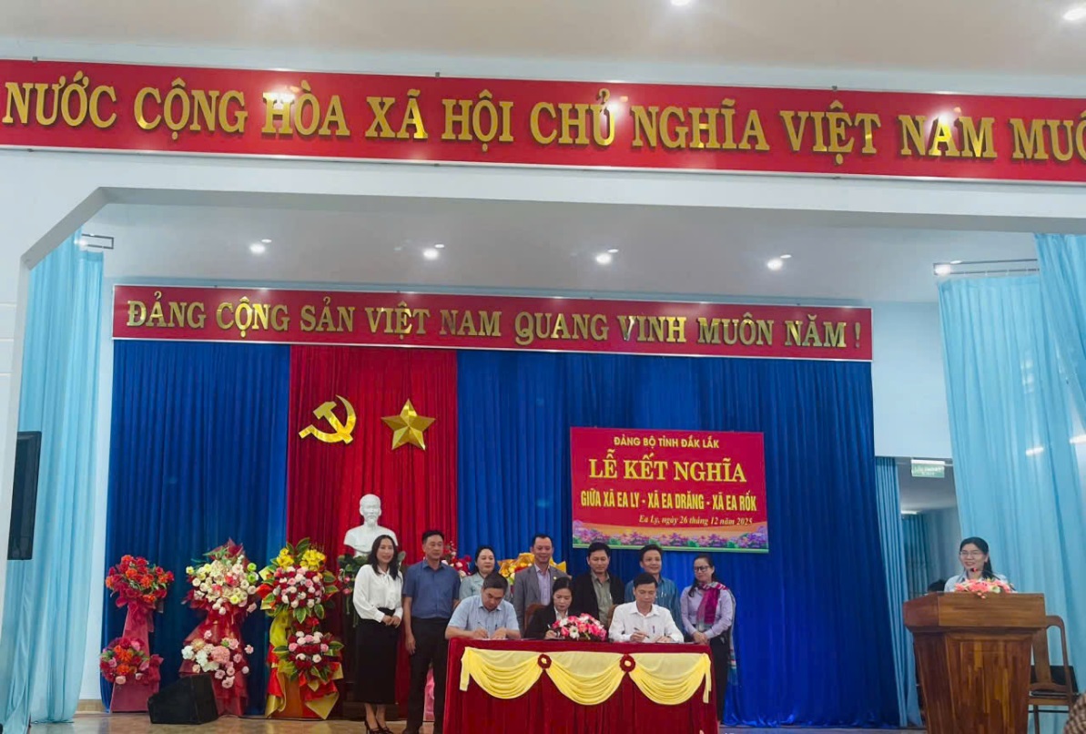 Xã Ea Drăng tham dự Lễ kết nghĩa và trao hỗ trợ tại xã Ea Ly