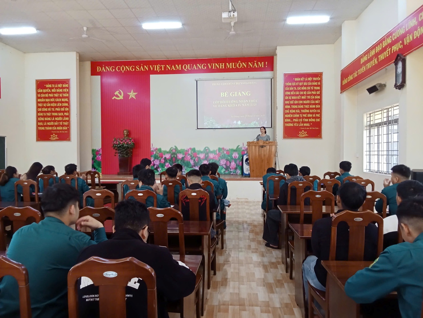 Bế giảng lớp Bồi dưỡng Nhận thức về Đảng khoá IV năm 2025