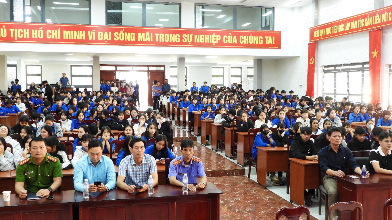 Phiên tòa giả định tuyên truyền pháp luật an toàn giao thông cho thanh thiếu niên