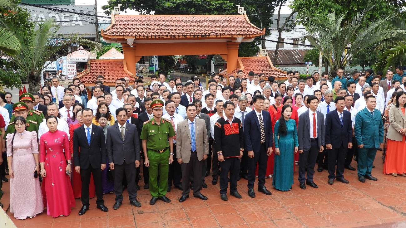 Cán bộ, đảng viên xã Ea Drăng viếng nghĩa trang trước thềm Đại hội đại biểu Đảng bộ xã