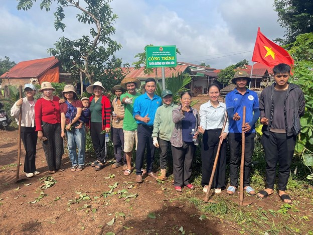Hội Nông dân xã Ea Drăng: Ra mắt mô hình “Con đường hoa Nông dân” chào mừng Đại hội Đảng bộ xã Ea Drăng lần thứ I, nhiệm kỳ 2025–2030