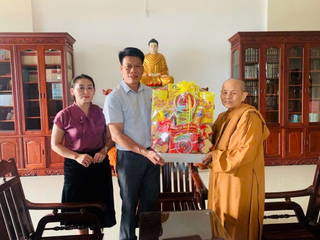 Đoàn công tác số 1 của xã Ea Drăng  đến thăm và tặng quà tại Tịnh xá Ngọc Chánh nhân dịp Đại lễ Vu lan Báo hiếu