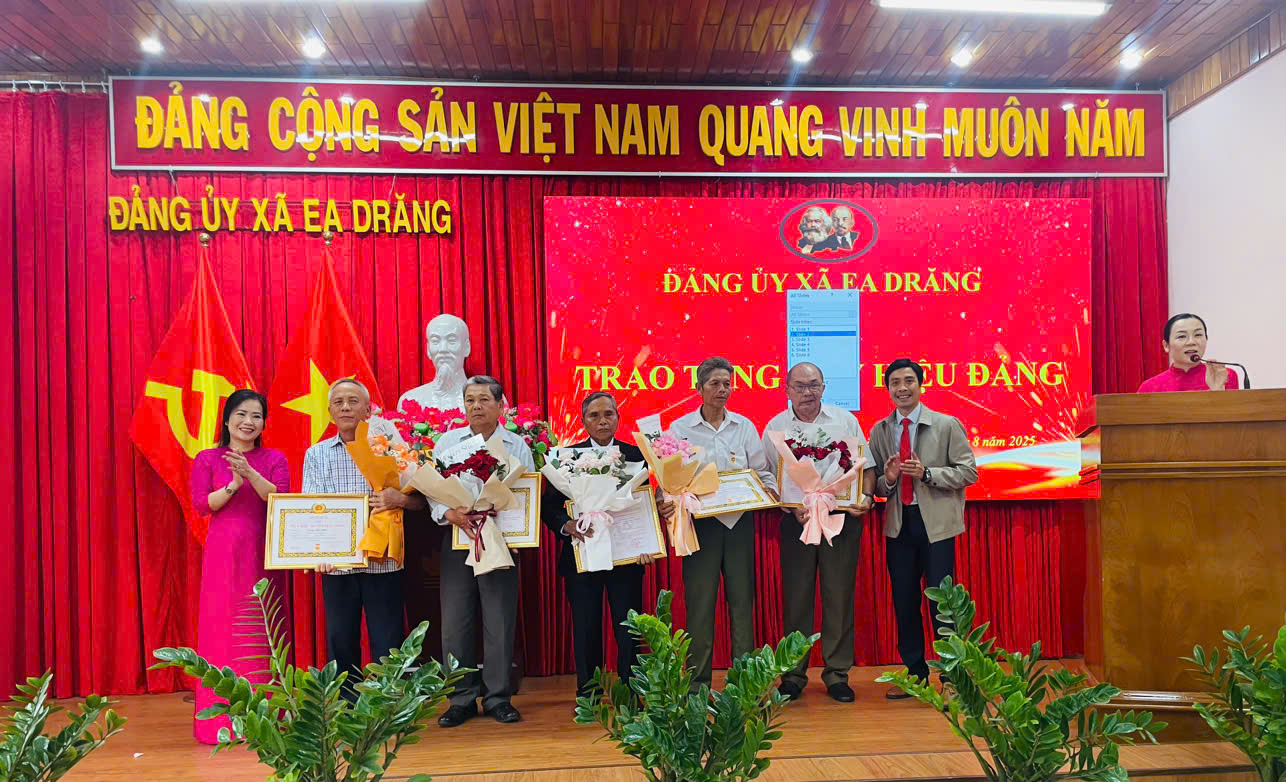 Đảng ủy xã Ea Drăng tổ chức Lễ trao tặng Huy hiệu Đảng cho đảng viên