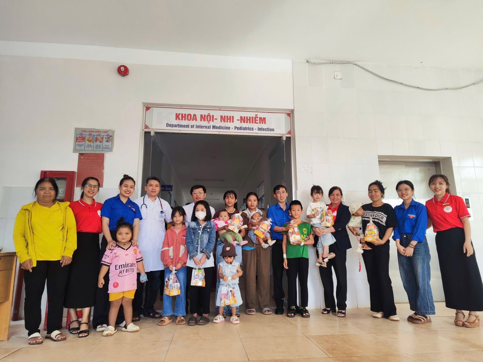 Trung tâm Y tế Ea H’Leo tổ chức trao quà Tết Trung thu cho các bệnh nhi